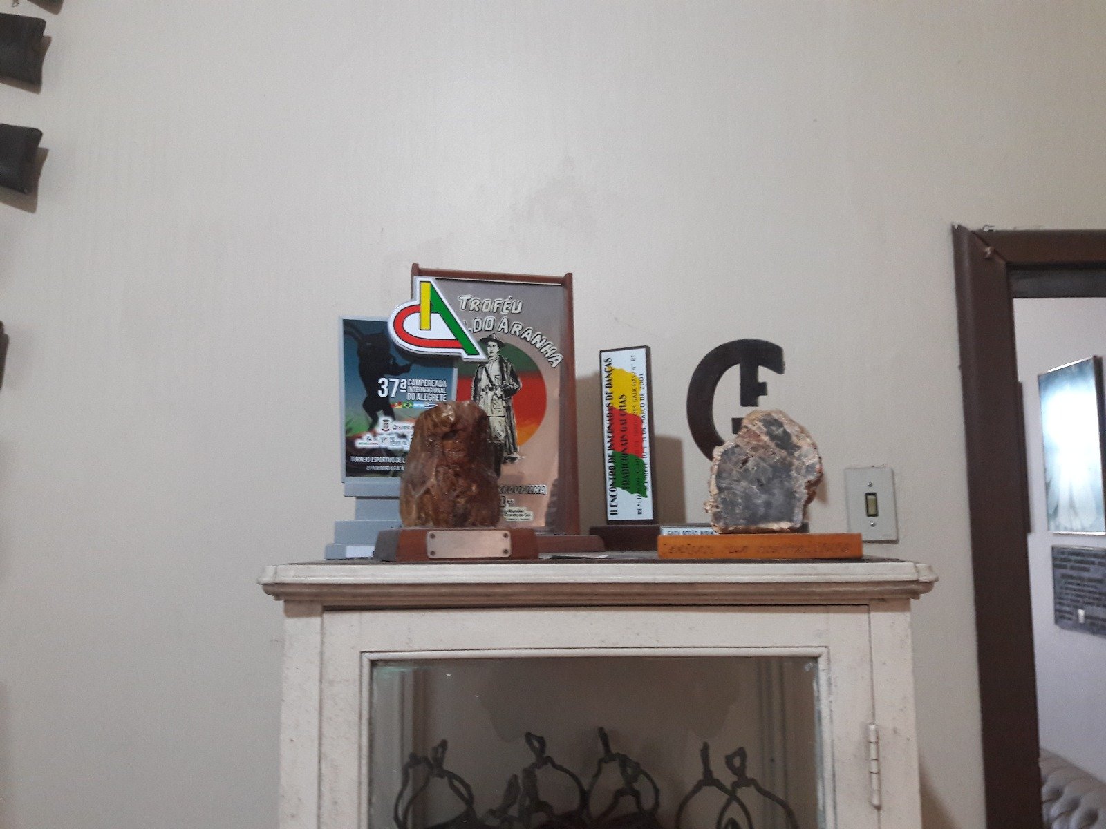 Biblioteca, galerias e salas de trofeus do CTG Farroupilha