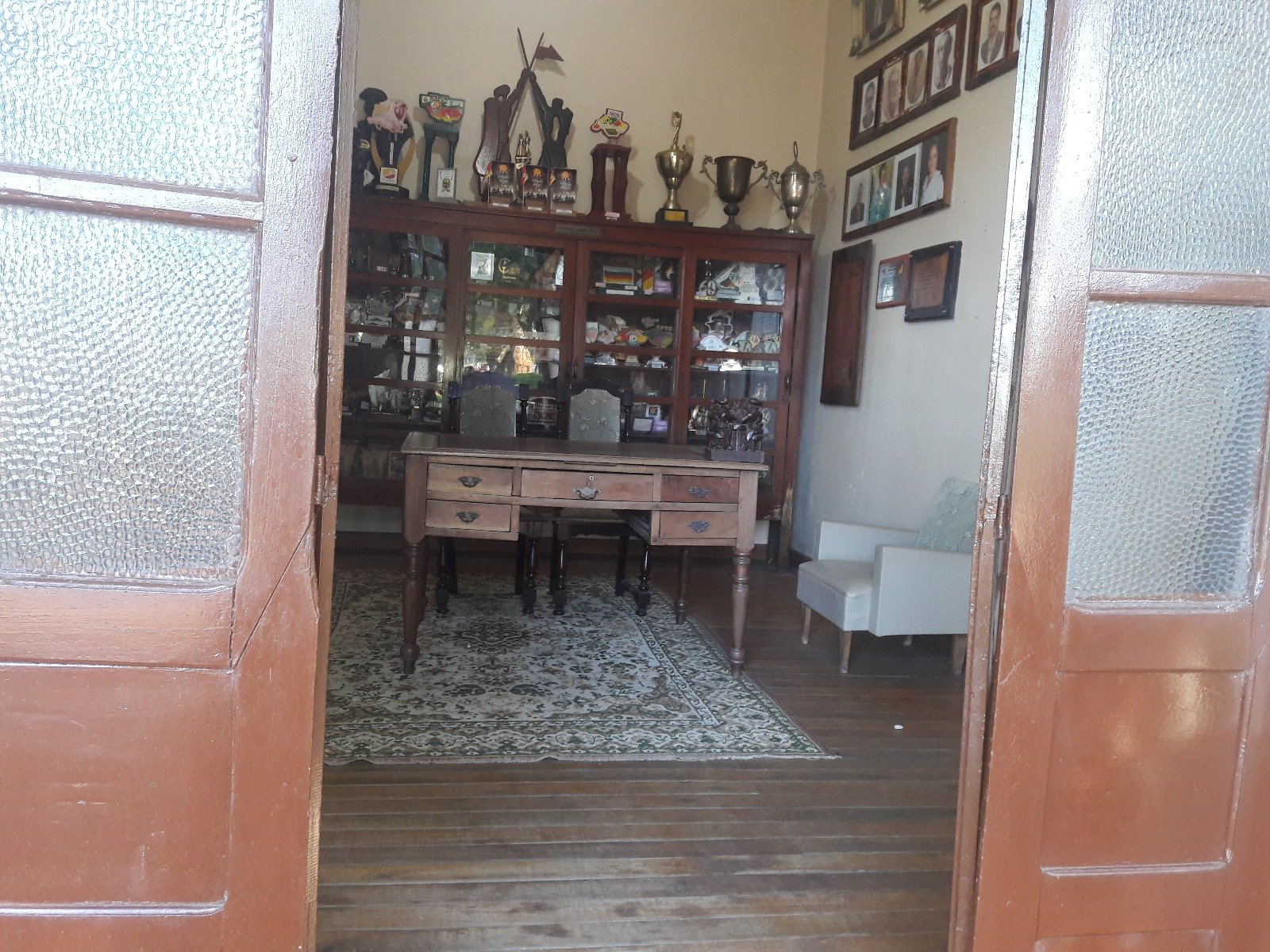 Biblioteca, galerias e salas de trofeus do CTG Farroupilha