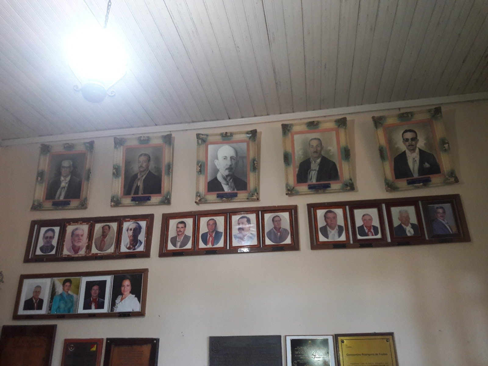 Biblioteca, galerias e salas de trofeus do CTG Farroupilha