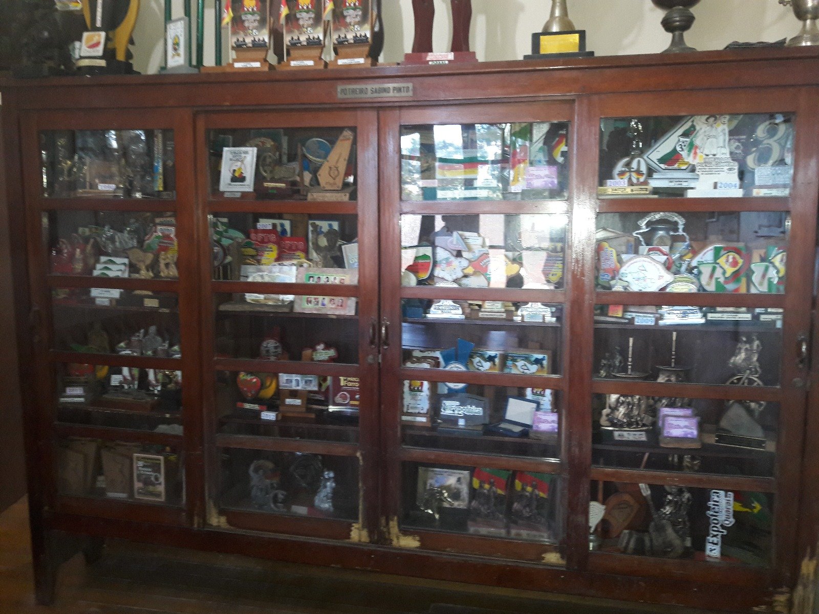 Biblioteca, galerias e salas de trofeus do CTG Farroupilha